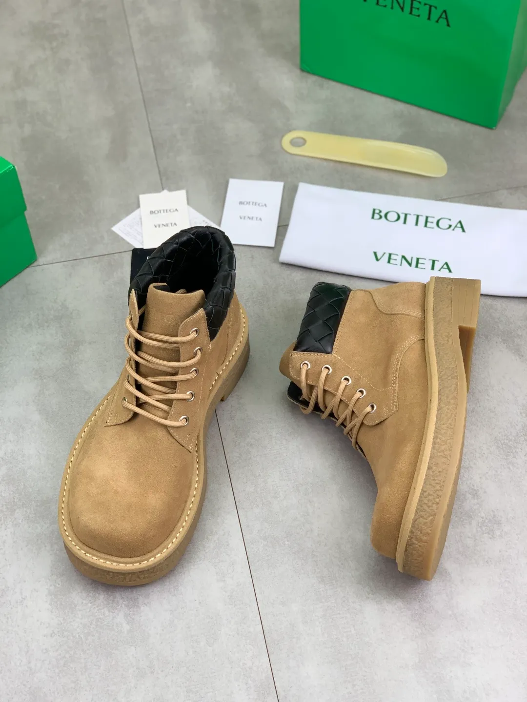 Men's men's shoes 💰P740 New model 💰 Top quality (beef tendon outsole series) 💎💎💎 BOTTEGA VENETA official website synchronizes the latest model, top version of the market's highest version of BV business leather shoes, accept material comparison, shoe type comparison, process comparison, practical and texture, versatile, suitable for any occasion, the more you look at it, the more flavorful it becomes. Pure hand-woven craftsmanship - upper material, imported original hand-woven calfskin - high-quality water-dyed sheepskin lining - original private model customized beef tendon outsole -Size: female 35-39 (34 40 customized) male 39-44 (38 45 customized) Comes with original BV green box, complete packaging.